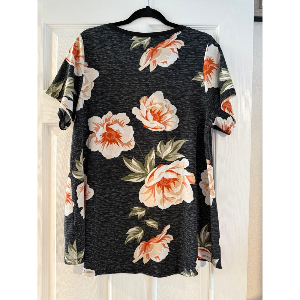 LuLaRoe XL Floral V Neck‎ Short Sleeve Tunic Top Women Dark Floral - Picture 4 of 4